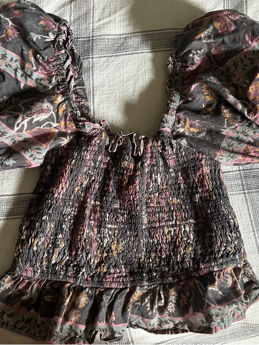 Sea NY: Smocked Floral Puff-Sleeve Crop Top in Charcoal and Mauve